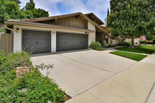 Foto del edificio - GORGEOUS REMODELED HOME WALKING DISTANCE TO WESTLAKE ELEMENTARY COMING TO THE MARKET SOON!