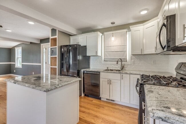 Foto del edificio - 8 Pluff Ave