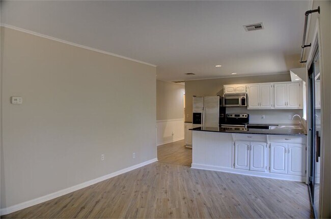 Building Photo - Beautiful Corner Lot, Circle Drive Near Ex...