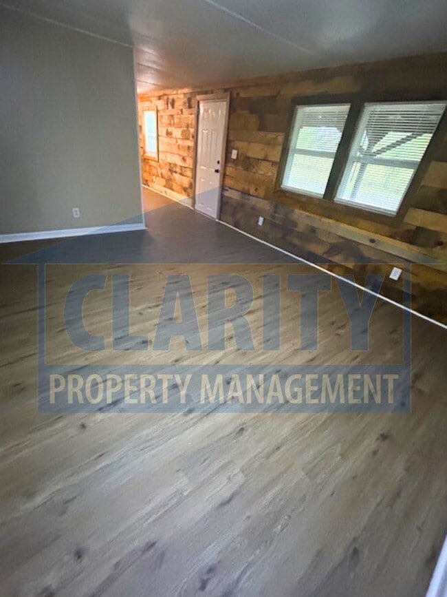 Building Photo - Two bedroom home in quiet location!