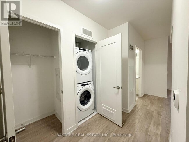 Photo du bâtiment - 121 Lower Sherbourne St