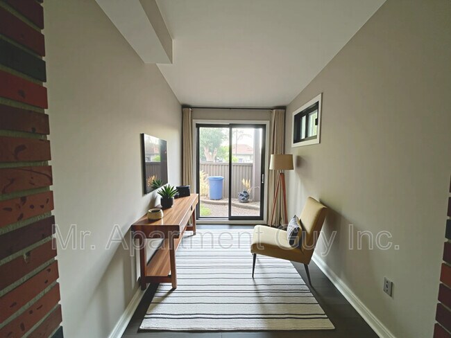 Building Photo - 2 Balsam Ave S