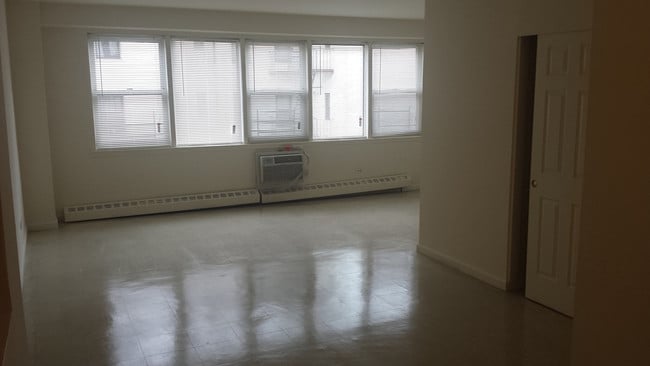 Building Photo - 8715 165th St