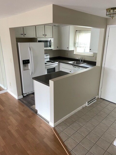 Kitchen - 4066 Oneida St