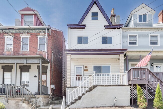 Foto del edificio - Available JULY 2026 - Spacious 3 Bedroom, 1.5 Bath w/ City Views!