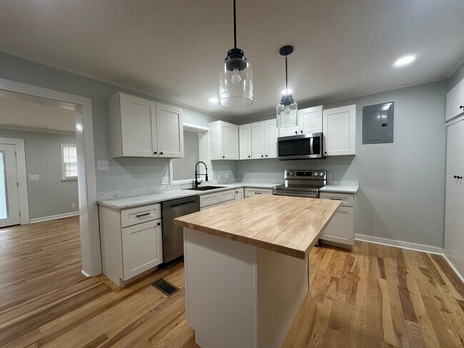 Foto del edificio - 3 Bedroom 2 Bathroom Spilt Unit in Wilmington