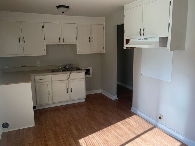 Building Photo - Adorable Two Bedroom House in the New Have...