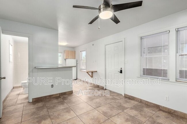 Building Photo - 912 E Montebello Ave