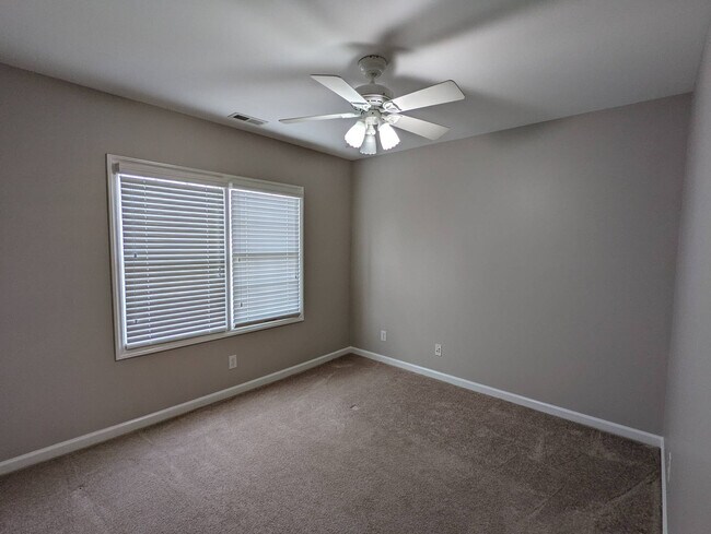 Foto del edificio - Room in Single Family Home on College Ave