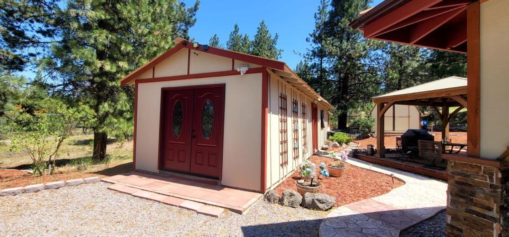 Primary Photo - Cottage- 40333 Lobart Way