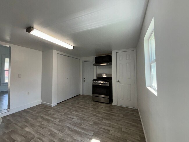 Building Photo - Available Now 2 bedroom 1 bath home
