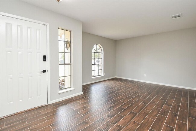 Foto del edificio - 2706 Foliage Green Dr