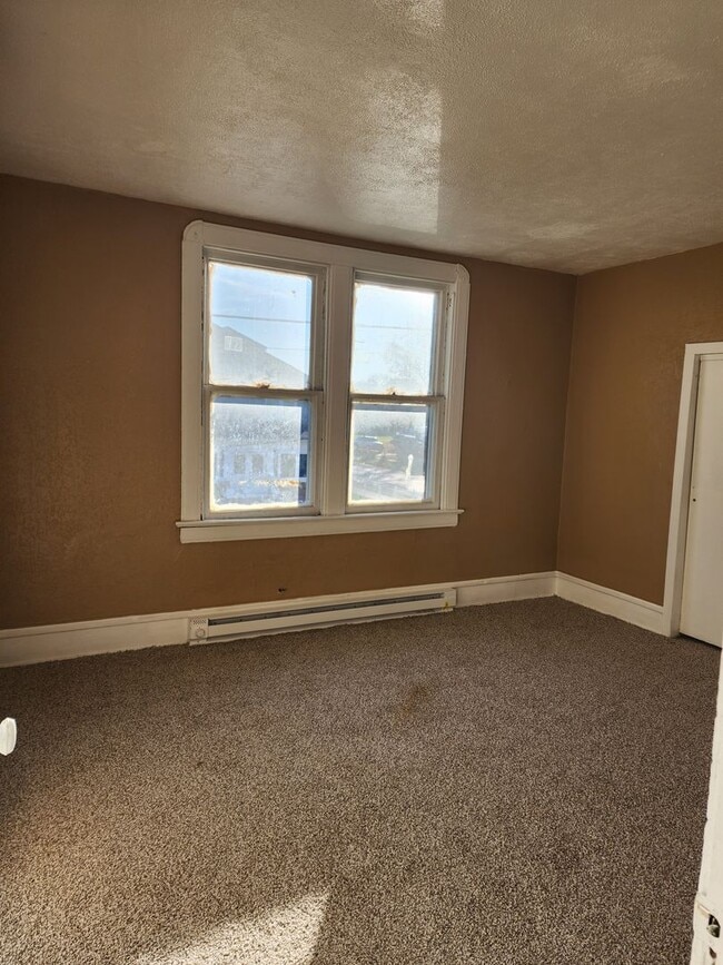 Building Photo - BIG 4 bedroom home
