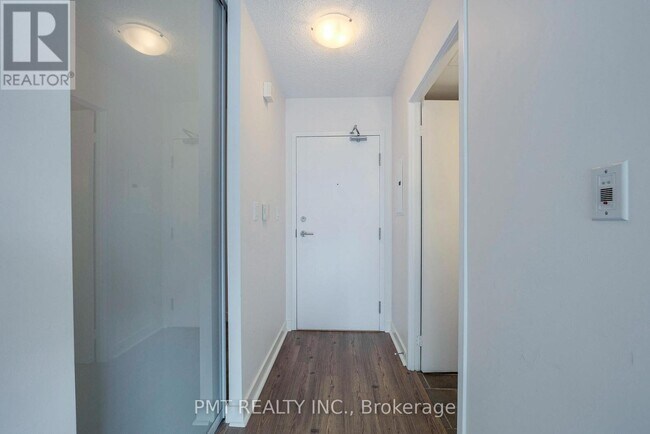 Building Photo - 1721 - 4K SPADINA AVENUE