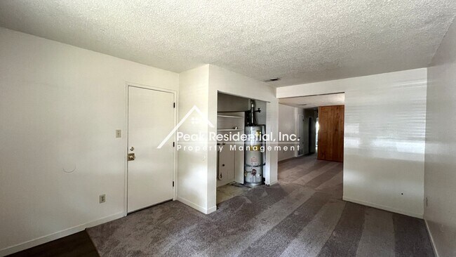 Foto del edificio - Spacious 2bd/1 ba Foothill Farms Duplex Wi...