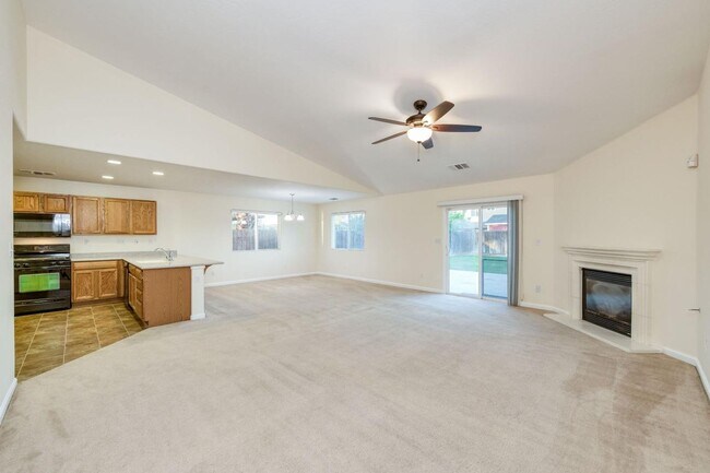 Foto del edificio - Clean and neat 4 bedroom, 2 bathroom single story in the Fancher Creek area 93727