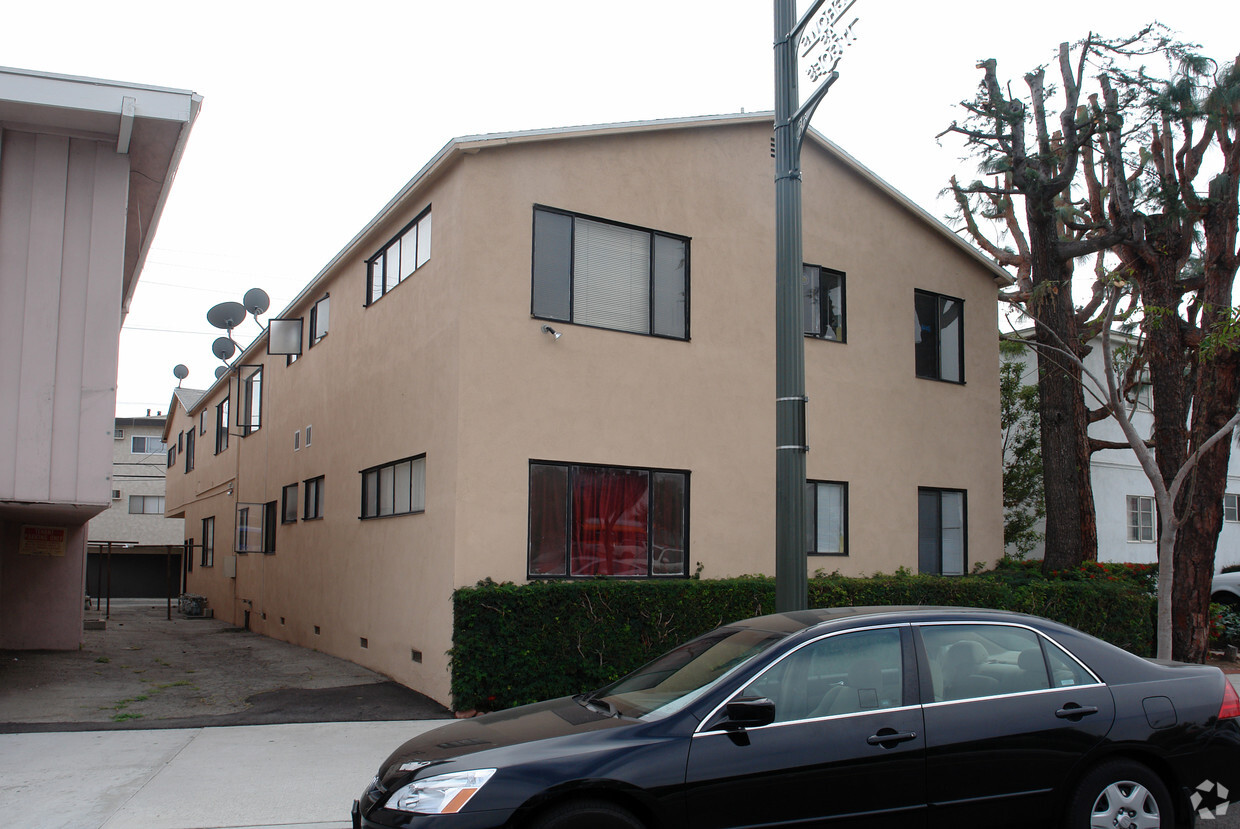 Building Photo - 10920 Santa Monica Blvd