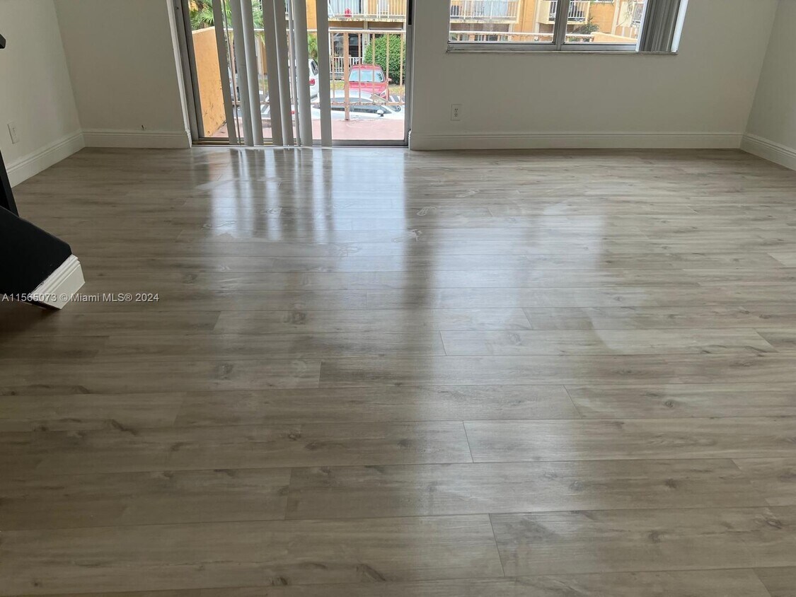 Foto del edificio - 18111 NW 68th Ave