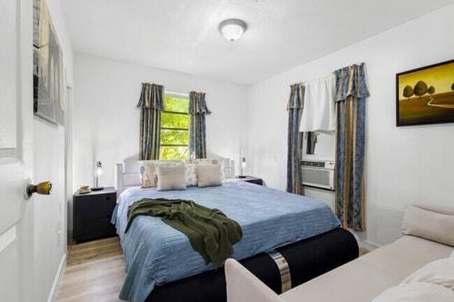 Building Photo - 680 SW 7th Ave