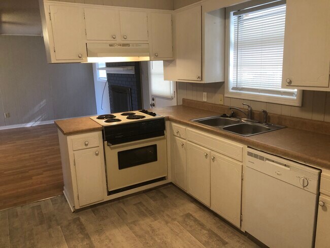 Building Photo - 544 Desha Dr