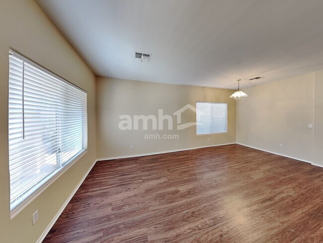 Foto del edificio - 14216 W Columbus Ave