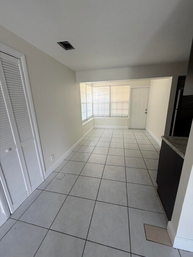 Foto del edificio - 5698 Gramercy Dr