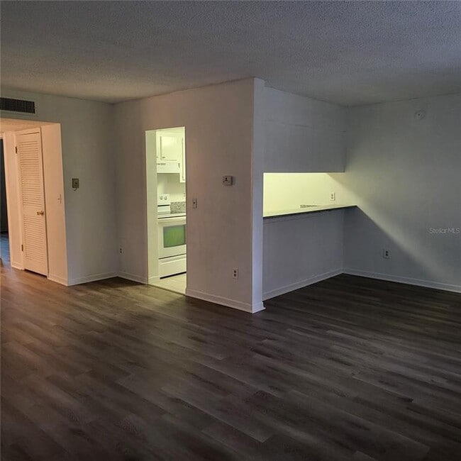 Building Photo - 2525 W Bay Dr