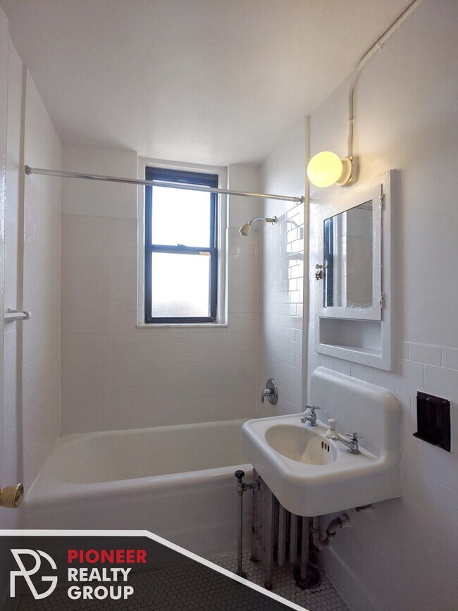 Foto del edificio - 3327 W Diversey Ave