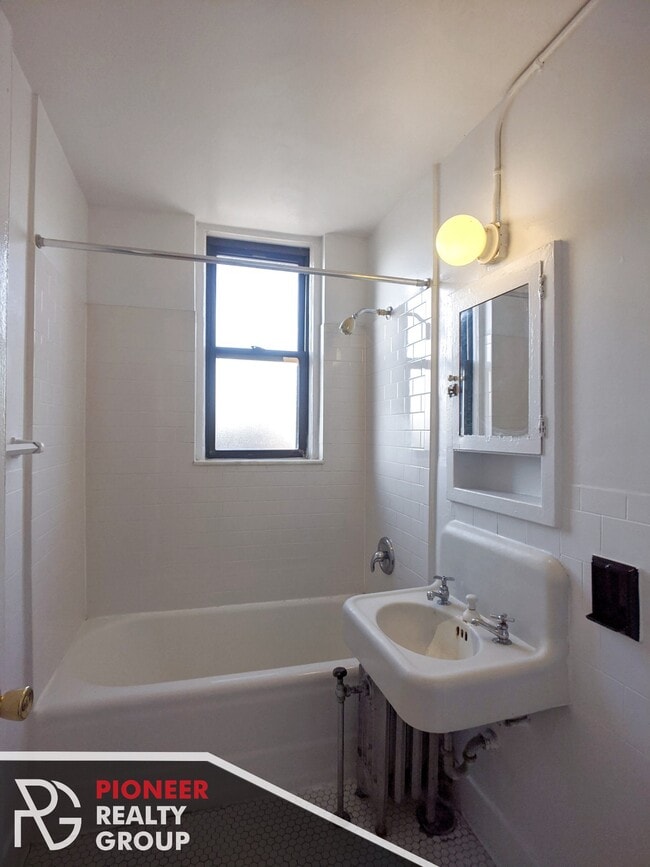 Building Photo - 3327 W Diversey Ave