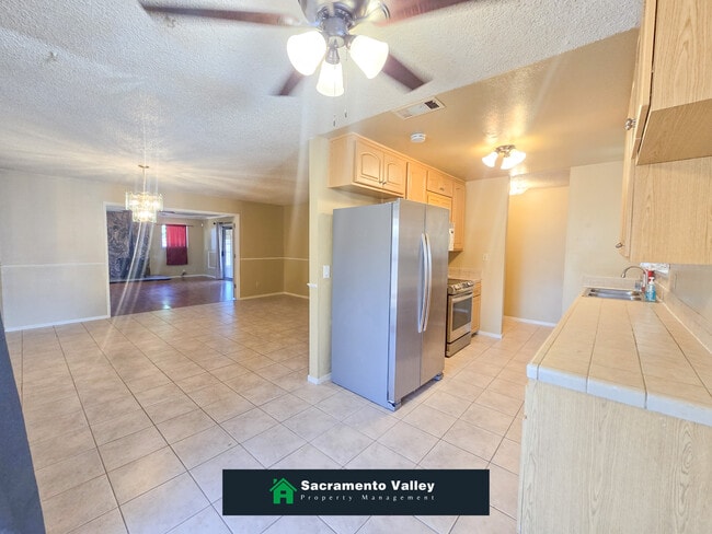Building Photo - 8765 Crucero Dr
