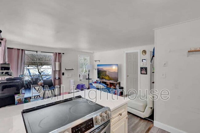 Building Photo - 117 Upton Dr