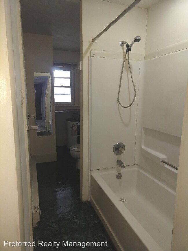 443447 E High St, Elizabethtown, PA 17022 Room for Rent in