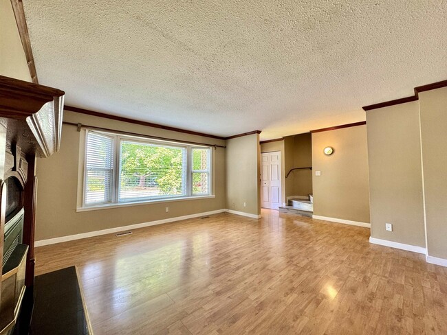 Building Photo - 32861 Capilano Pl