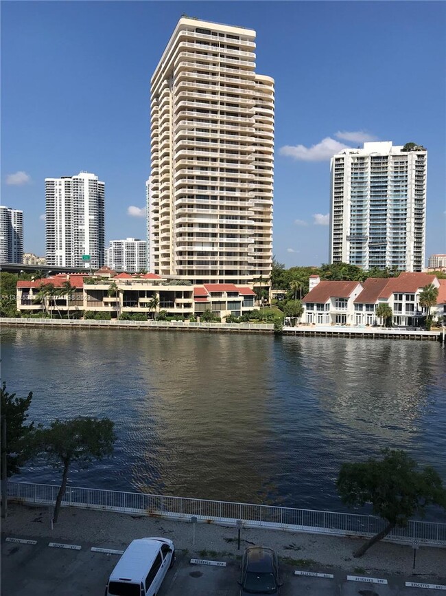 Foto del edificio - 19390 Collins Ave