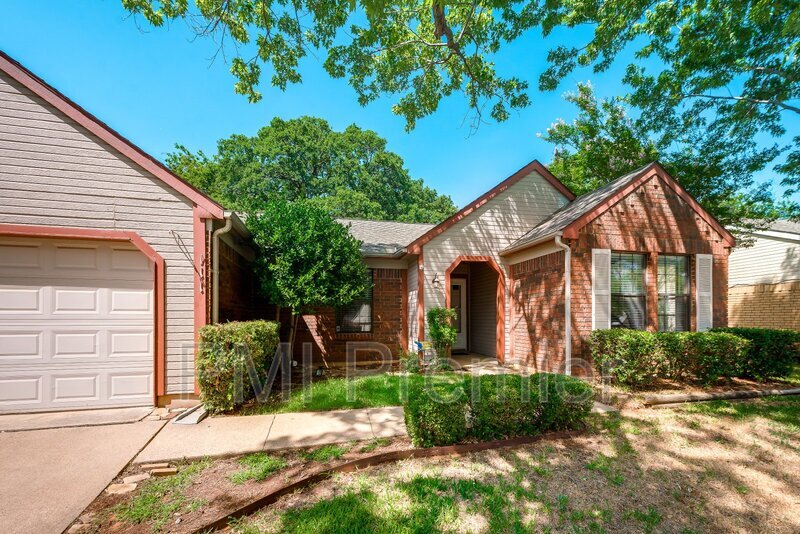 Primary Photo - 111 Mint Ln