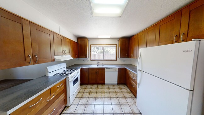 Building Photo - 5BD/2BA, Huge Yard!