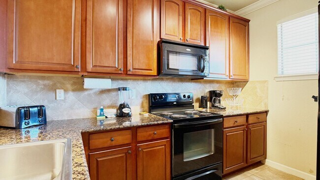 Foto del edificio - Move-in ready and Fully Furnished! This beautifully maintained 3-bedroom, 3-bath Condo offers a R...