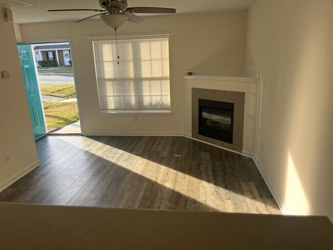 Foto del edificio - 200 Pinegrove Ct