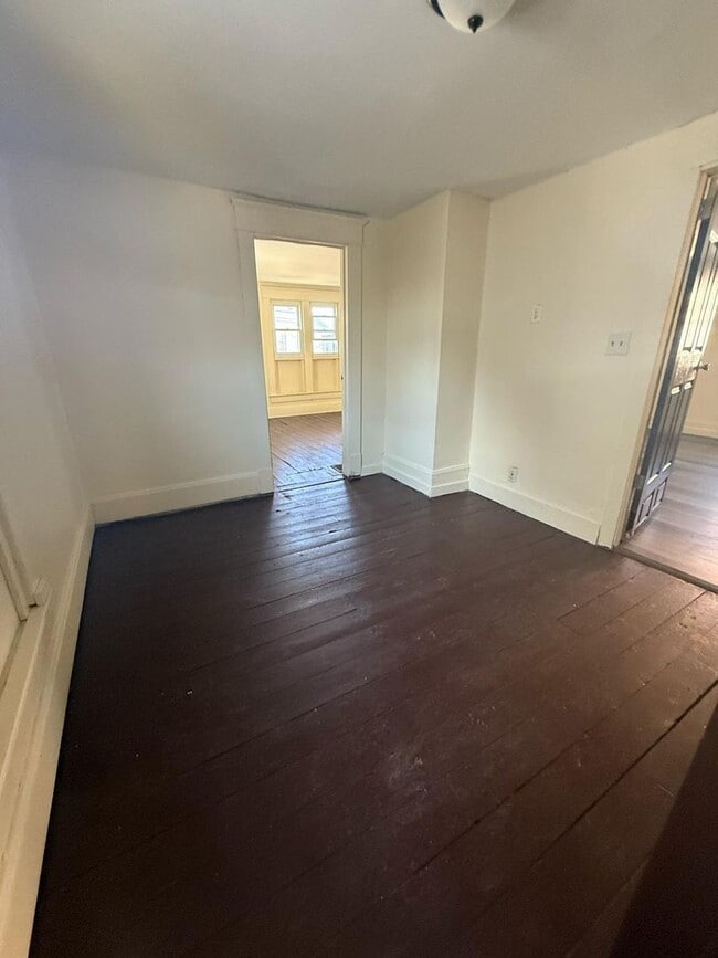 Building Photo - 3 bedrooms house 1.5 bath