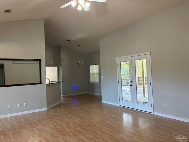 Foto del edificio - 5614 Whispering Woods Dr
