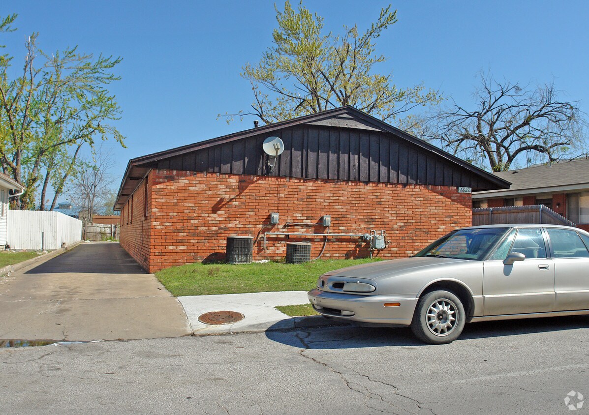 Primary Photo - 2527 E 6th St