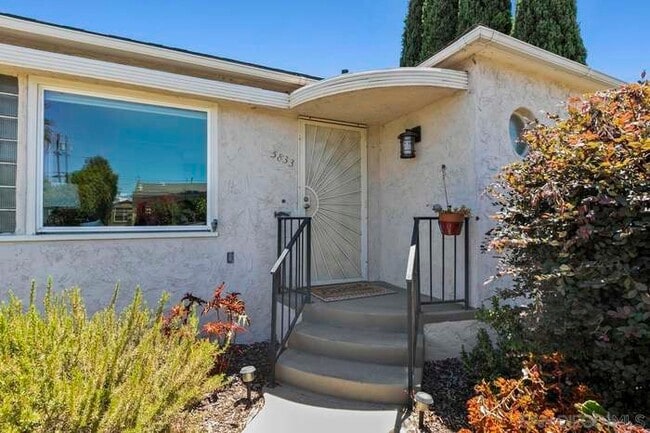 Building Photo - 5833 Estelle St
