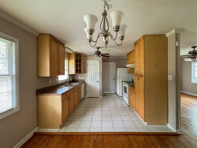 Foto del edificio - Charming 3 Bed 2 Bath Fayetteville Home with Fenced Yard