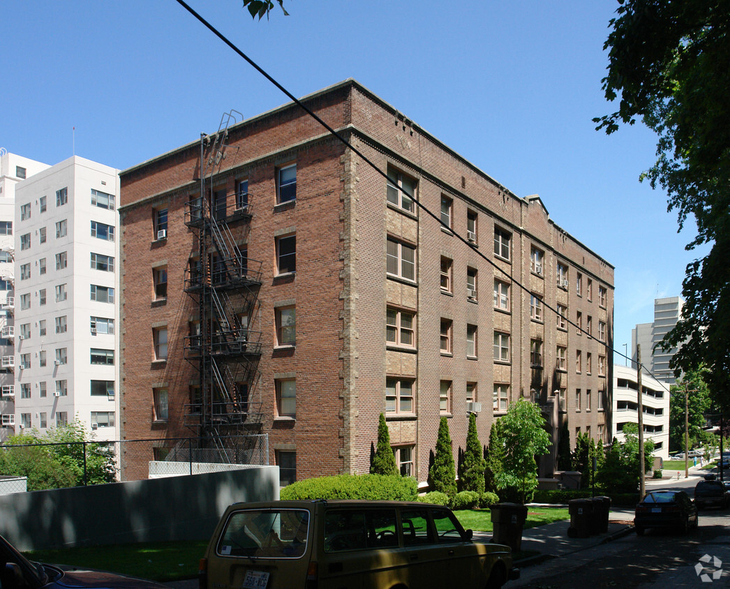 Primary Photo - Franklin Hall Apartments