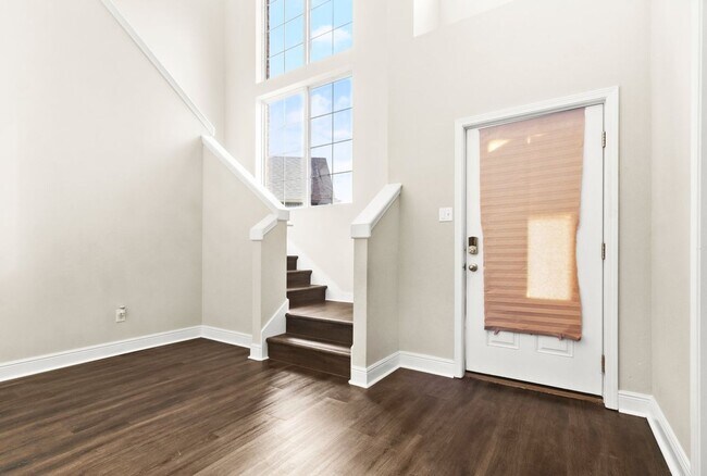 Building Photo - Beautiful Large Family Home!