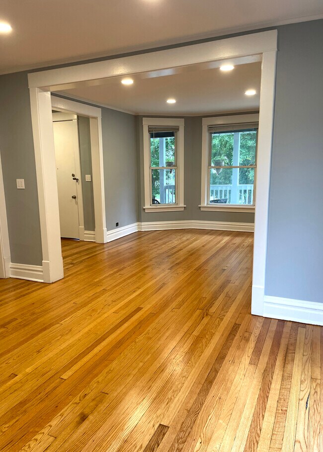 DR looking to LR and Entry - 4116 N Harding Ave