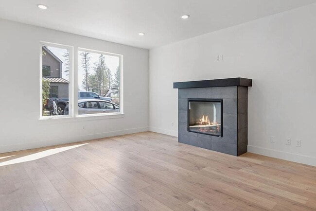 Building Photo - New Construction Townhome in SIsters