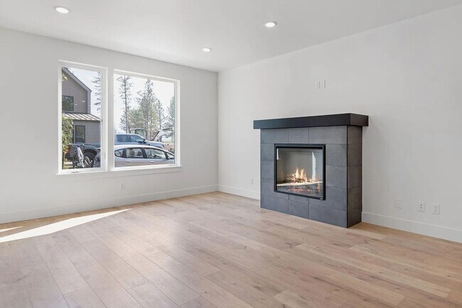 Foto del edificio - New Construction Townhome in SIsters