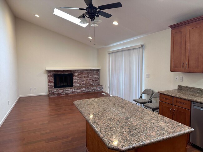 Building Photo - Beautiful 4BR/2BA single level house in So...