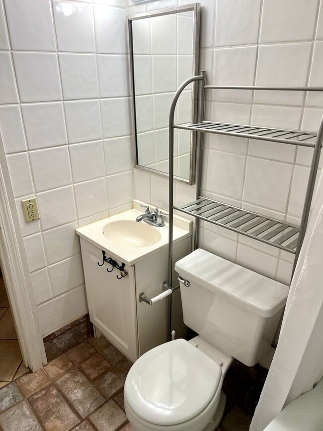 Building Photo - 676 N Davis St